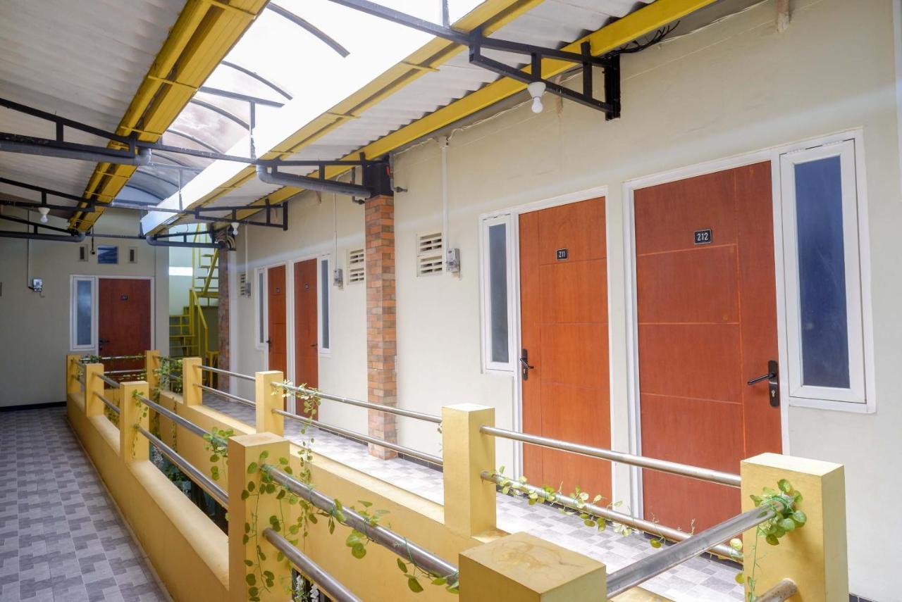 Reddoorz Near Kawasan Bandara Ahmad Yani 2*